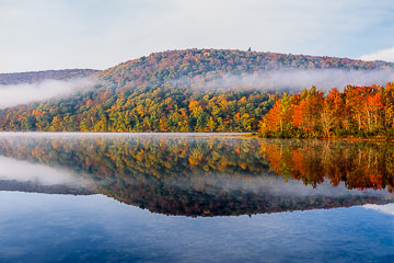 LE-AM-LA-005         Fall Colors At Lake Near The White Mountains, New Hampshire